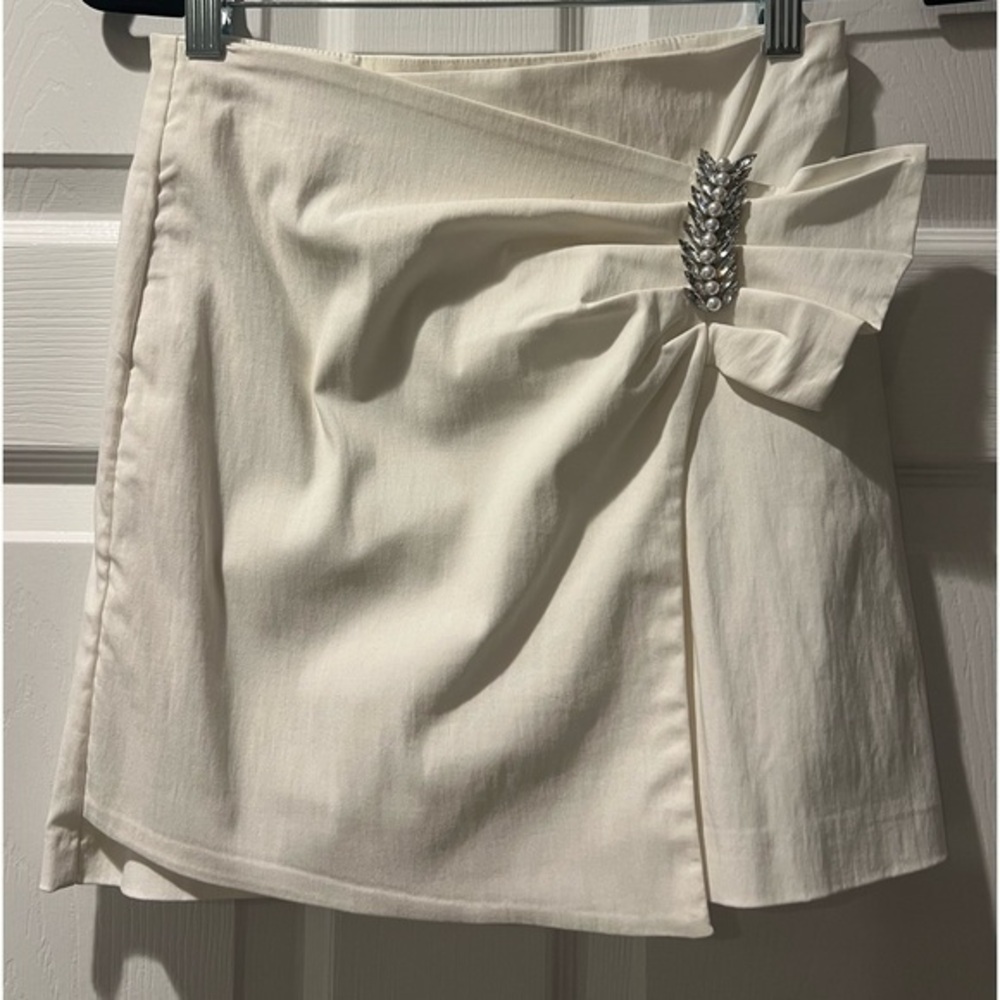 Zara white skirt with a Crystal size XS